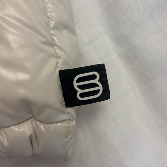 Aritzia - The Super Puff™ - Shorty Vest - Hi-Gloss - Birch - Size XXS/2XS !! 🤍 - Picture 4 of 8